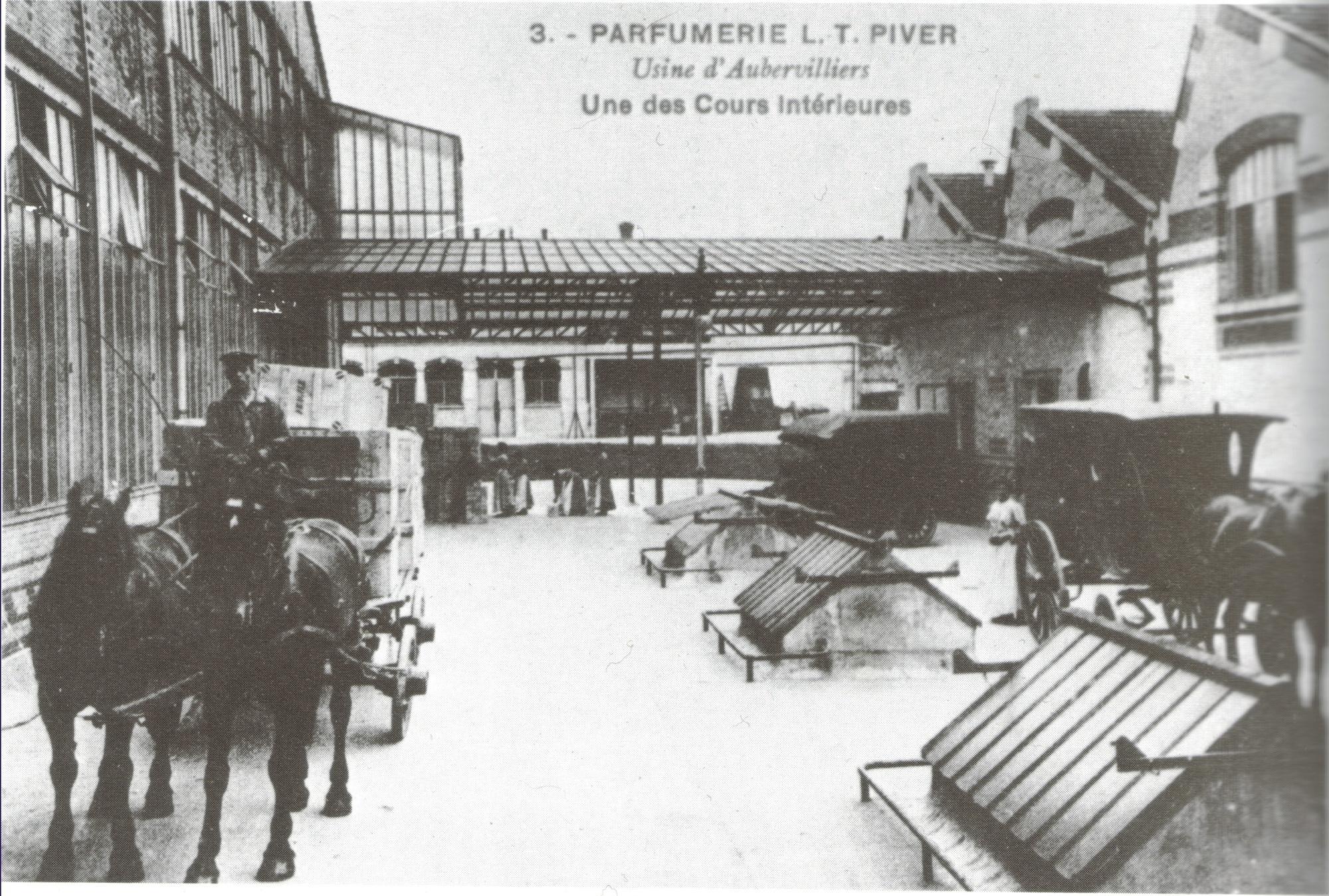 Carte postale ancienne des usines Piver